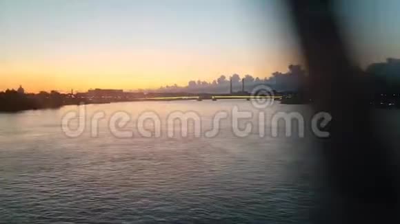 火车旅行时从窗口看风景旅途中的浪漫之夜日落在涅瓦河上去俄罗斯旅行视频的预览图