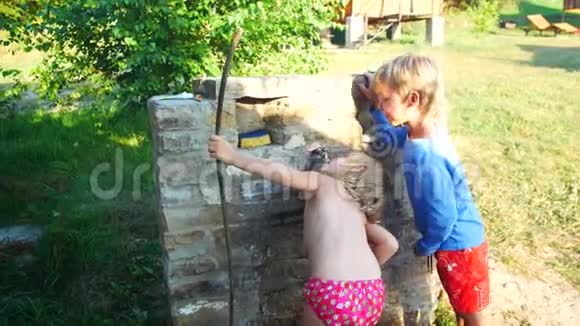 儿童在营地喝自来水视频的预览图
