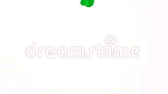 绿色墨水滴在孤立的白色上视频的预览图