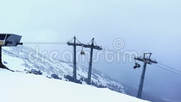 人们在冬季滑雪场的雪坡上滑雪和滑雪板雪山滑雪电梯视频的预览图