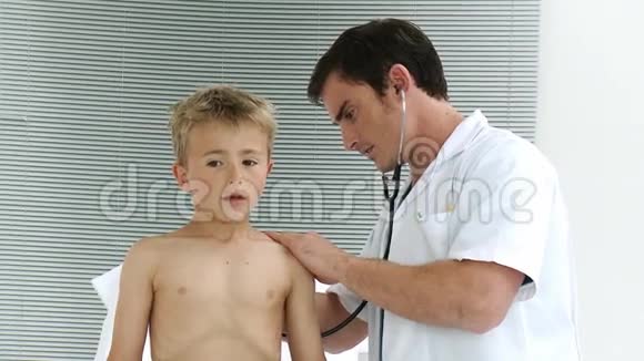 医生用听诊器听孩子说话视频的预览图