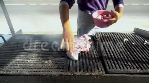 新鲜的红肉是用木炭烤的男人把生肉放在烤架上从煎炸的烟视频的预览图