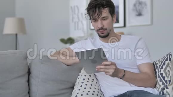 休闲青年在家平板电脑在线视频聊天视频的预览图
