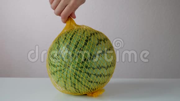 雌性手拿着西瓜在黄网中旋转视频的预览图