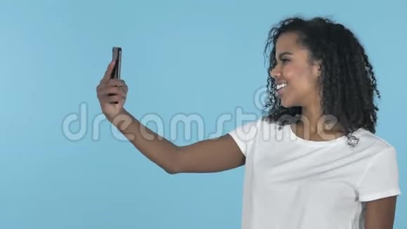 非洲女孩带着智能手机上网蓝底视频的预览图