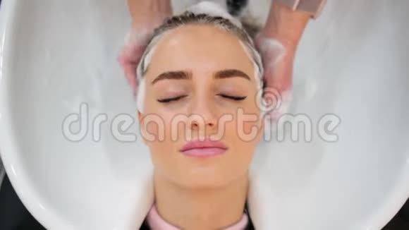 在美容院为女性理发师做贴身美容视频的预览图