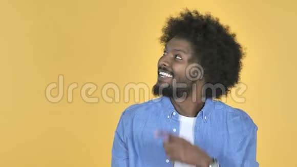 非裔美国人手指在侧面黄色背景视频的预览图