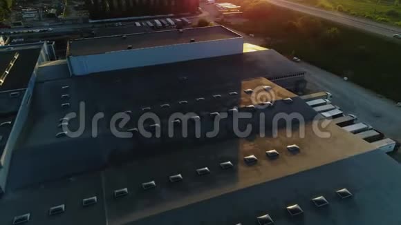 工业综合体仓库近场鸟瞰视频的预览图