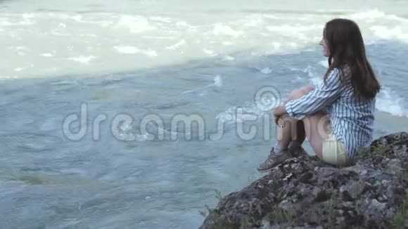 特写镜头慢镜头早上坐在河边的漂亮女人视频的预览图