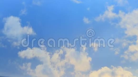 乌云密布的时光流逝高耸入云的云霞随着时间的流逝美丽的白云在屏幕上翱翔视频的预览图