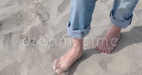 光着脚在沙滩上行走的人视频的预览图
