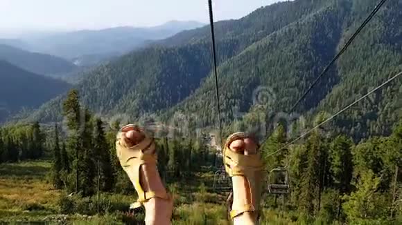 女孩乘坐缆车美丽的全景和调皮的舞蹈脚度假的乐趣山景视频的预览图