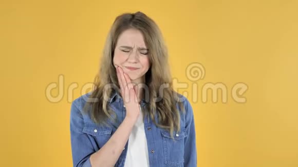 牙痛黄底牙痛少女视频的预览图