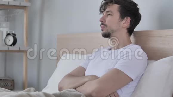 疲惫的年轻人脖子疼坐在床上视频的预览图