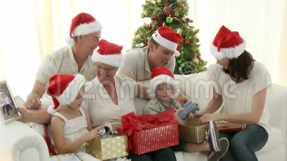 跨代家庭在圣诞节视频的预览图