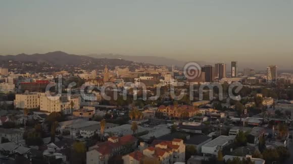 加州日落好莱坞的空中全景拍摄视频的预览图