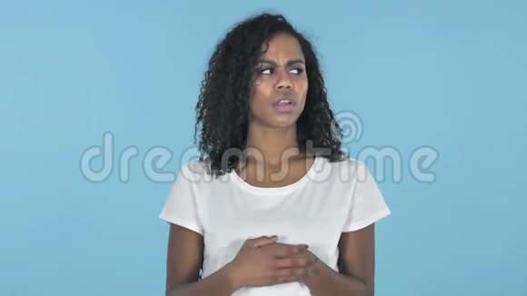 蓝色背景中孤独的非洲女孩视频的预览图