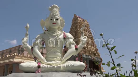 神庙前的湿婆雕像视频的预览图