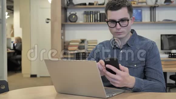 用手机和笔记本电脑制作眼镜的创意人视频的预览图