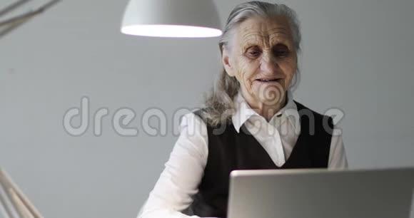 开朗的老女人有着深深的皱纹在视频上交谈视频的预览图