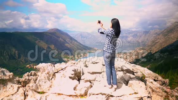夏季使用智能手机拍摄山区自然景观视频的预览图