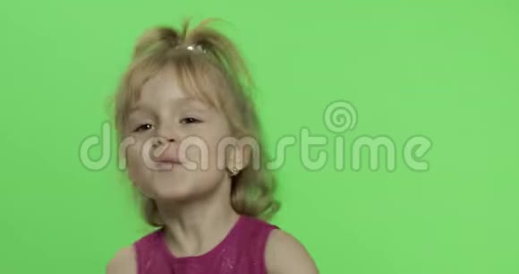 穿紫色衣服的儿童肖像快乐的女孩做飞吻色度键视频的预览图
