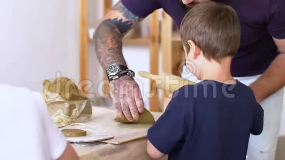 老师正在学习小男孩如何用粘土雕刻视频的预览图