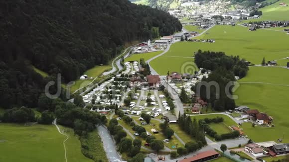在瑞士阿尔卑斯山脉的恩格尔伯格一个由河流河流组成的高山露营地在美丽的高山露营地上空飞行视频的预览图