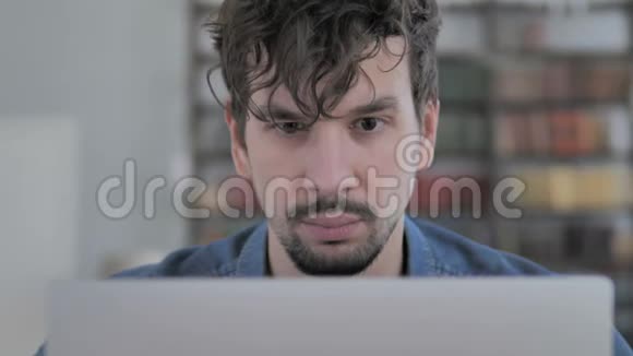 手提电脑工作中的头痛紧张气氛中的人视频的预览图