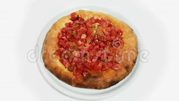 匹萨配番茄片披萨布司酮旋转视频的预览图