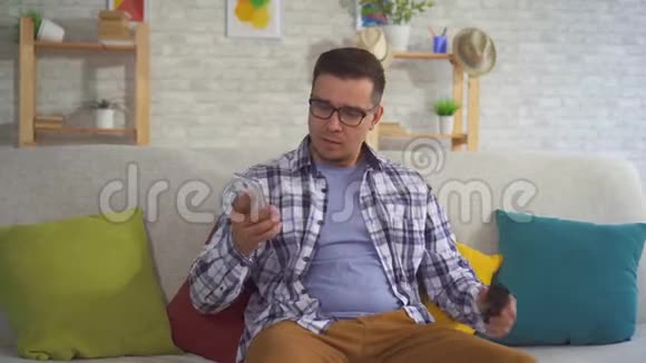 中年男子接听电话的肖像使用韧带的言语辅助问题视频的预览图