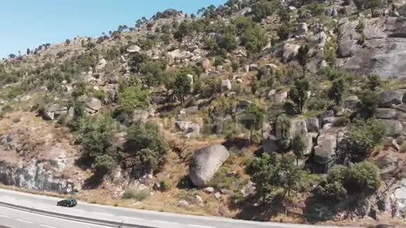 高速公路沿线山体的坡度葡萄牙风景视频的预览图