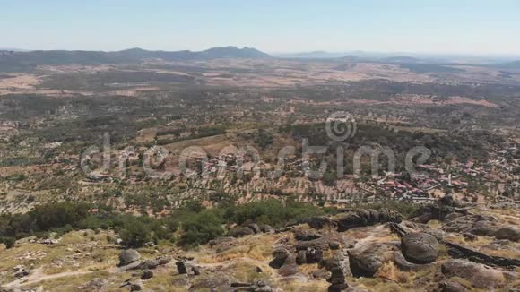 从葡萄牙孟山都山俯瞰山谷视频的预览图