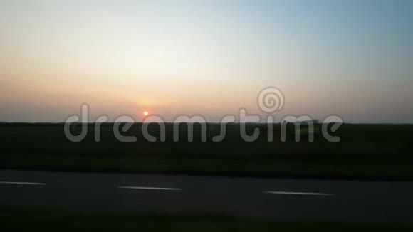 在德塞尔岛乡村公路上行驶日落时分视频的预览图