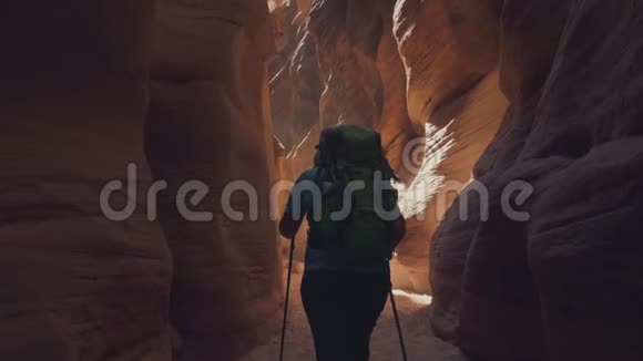 徒步旅行者在深槽峡谷的河床上徒步旅行在美国有橙色光滑的岩石视频的预览图