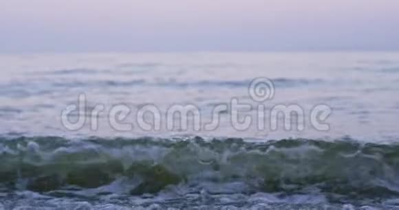 近景大浪在海滩上相互碰撞那里有风景秀丽的悬崖峭壁视频的预览图