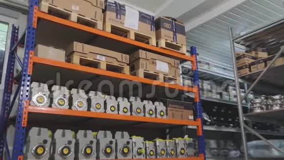 有变速箱的仓库生产齿轮马达的仓库库存齿轮马达视频的预览图