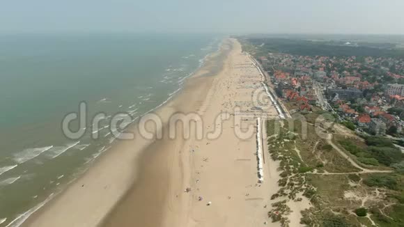 城市附近的诺亨海和沙滩的空中拍摄视频的预览图