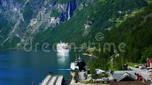 壮观的Geiranger挪威有一艘游船在峡湾游客瀑布陡峭的山路与发夹转弯视频的预览图
