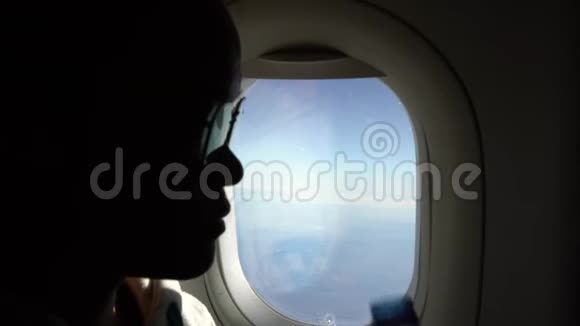 4k亚洲女人在飞行途中拿着透明瓶子喝水视频的预览图