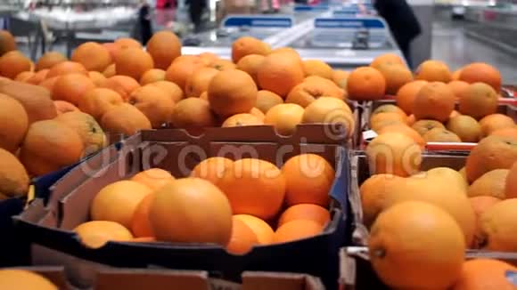 在超市出售水果橘子市场柜台上的橘子视频的预览图
