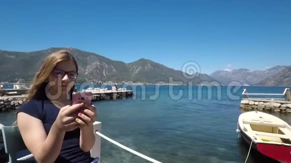 暑假玩智能手机的少女视频的预览图