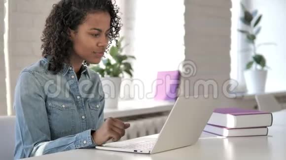 非洲女孩在工作中的笔记本电脑在线视频聊天视频的预览图