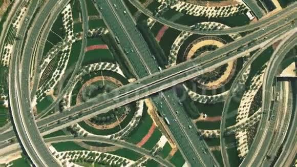 一条主要的公路立交桥的高空自上而下的高度倾斜交通速度类似于百分之号视频的预览图