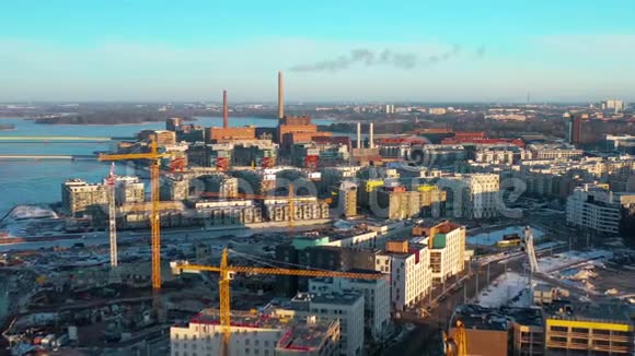 芬兰赫尔辛基现代城市的空中拍摄视频的预览图