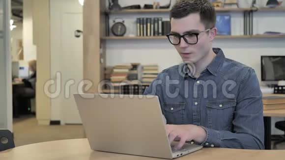 失落沮丧的创意人在笔记本电脑上工作视频的预览图