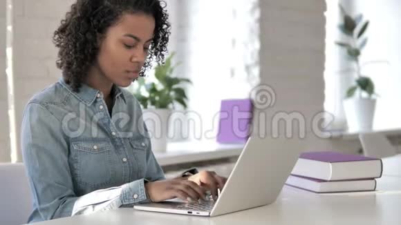 生病的创意非洲女孩咳嗽和在笔记本电脑上工作视频的预览图