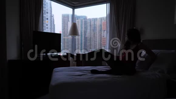 女人下床香港视频的预览图