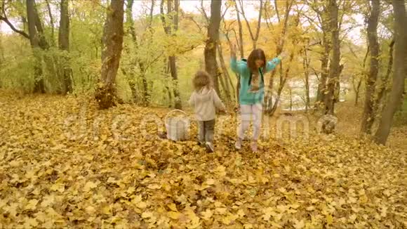 孩子们玩树叶视频的预览图