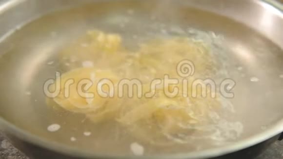 意大利面烹饪食谱煎蛋饼巢沸腾视频的预览图